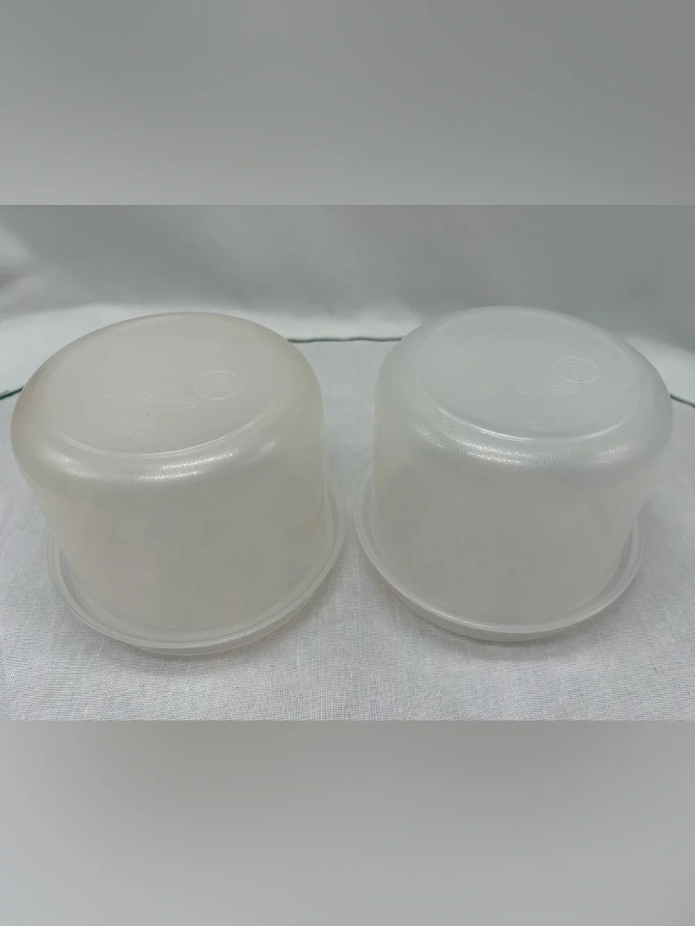 2 Vintage Rubbermaid #7 0020 Servin Saver 3 Cup Storage Containers & Almond Lids
